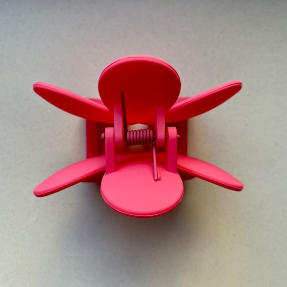 NWT - Princess Polly - Hello Kitty Pink Flower Claw Hair Clip - Picture 3 of 4